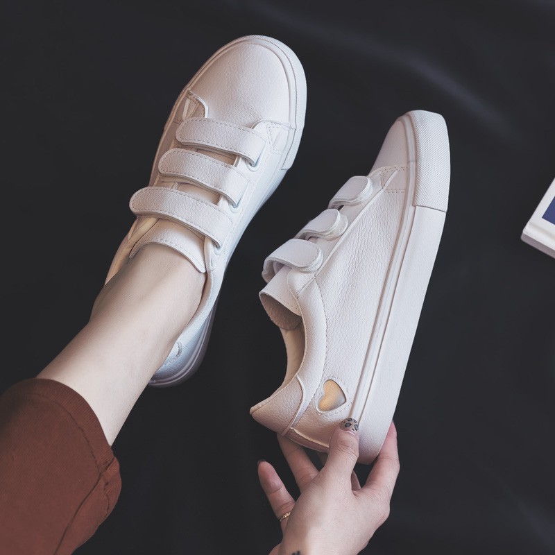 Giày dây dán trái tim