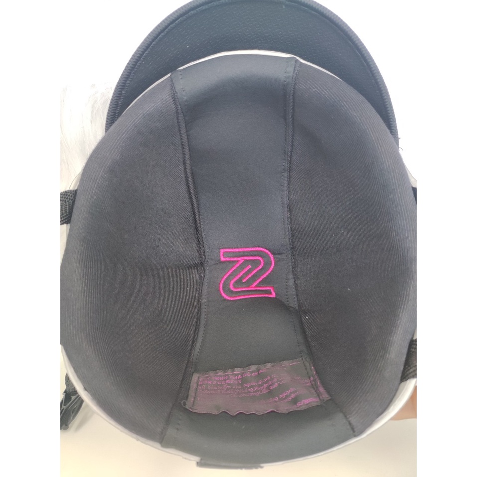 &lt;&lt;SALE 50%&gt;&gt; MŨ BẢO HIỂM ĐI XE MÁY CÓ THIÊU TEM LOGO