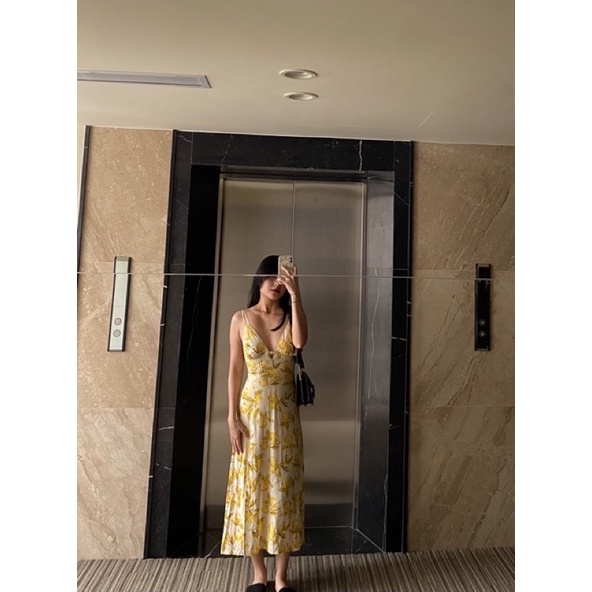 Đầm midi Urban Outfitters có ảnh thật khách mặc