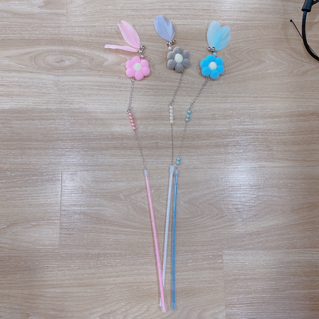 Cần câu mèo bông tròn siêu xinh xắn có chuông cho chó mèo QUE TRÊU MÈO