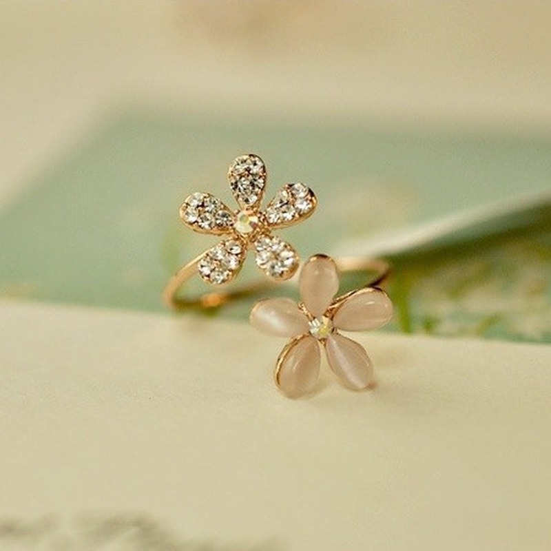 Nhẫn hở hình hoa cúc đính đá opal Hàn Quốc 210825