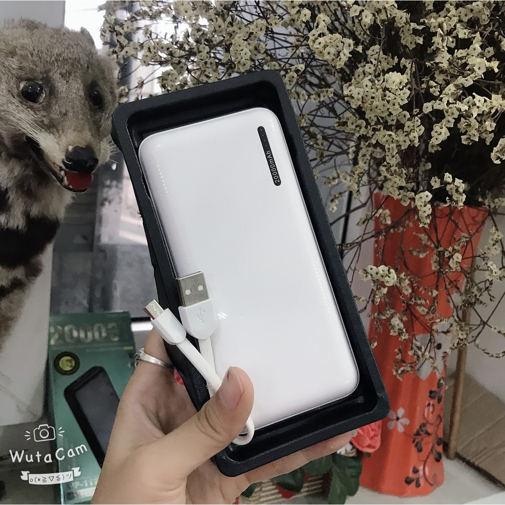 Pin sạc dự phòng 20000mah remax với thiết kế vân sọc chống trơn 2 đầu ra giúp sạc pin dự phòng nhiều điện thoại tiện ích