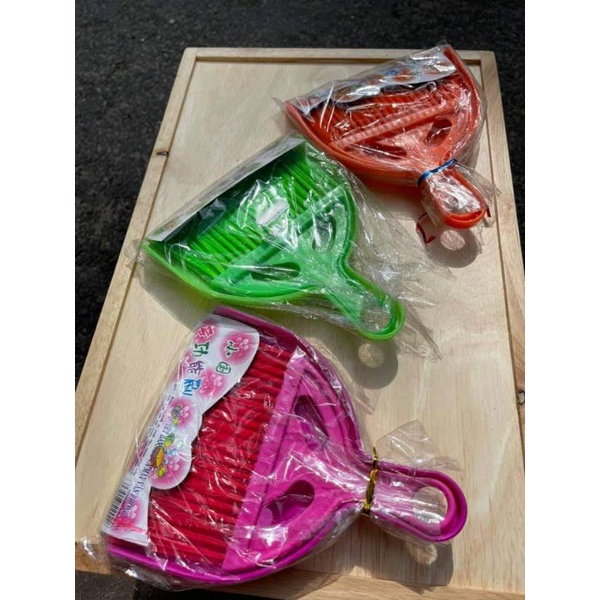 Chổi quét bụi, tàn nhang bàn thờ..