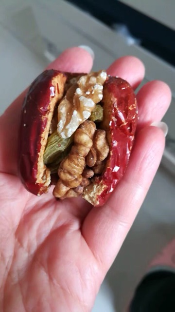 Táo đỏ kẹp óc chó và nho khô