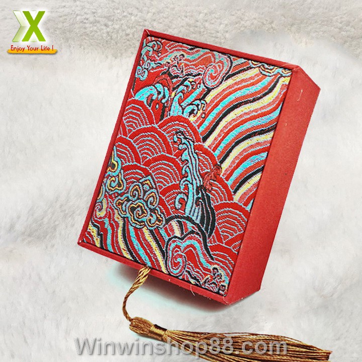 Hộp Gấm Thêu Họa Tiết Đựng Lắc Tay Và Vòng V.2 - Muasamhot1208
