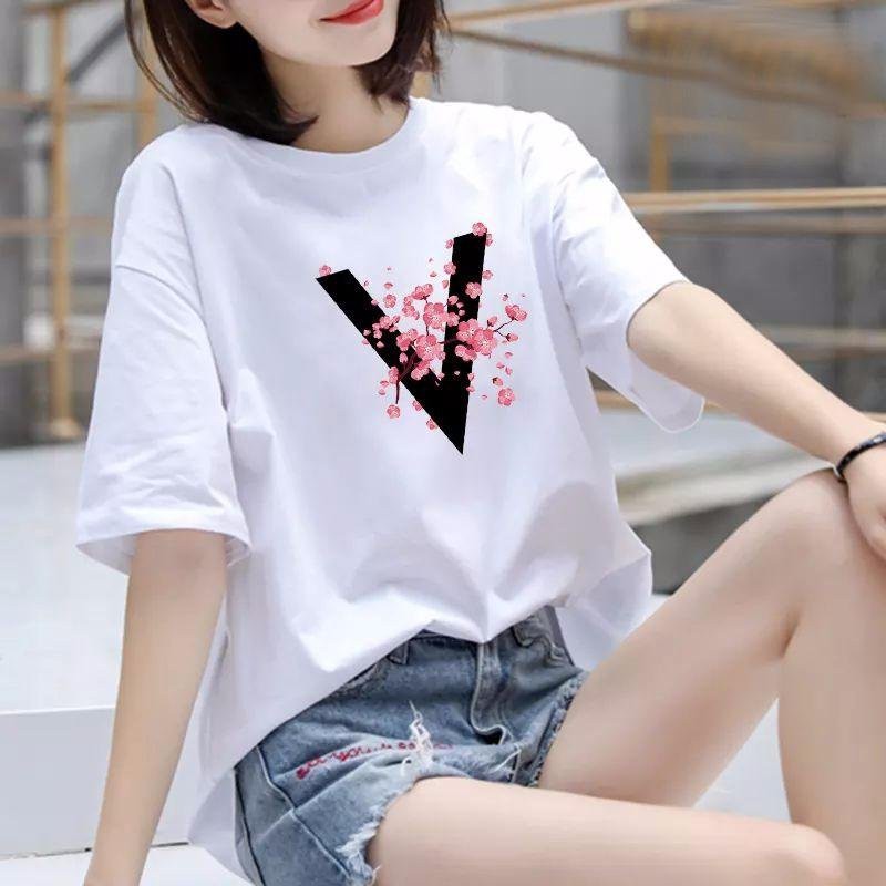 Áo Thun Nữ DOGA M94 Cổ Tròn Tay Lỡ Form Rộng Họa Tiết chữ V