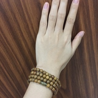 Tràng hạt gỗ bách xanh màu vàng sẫm