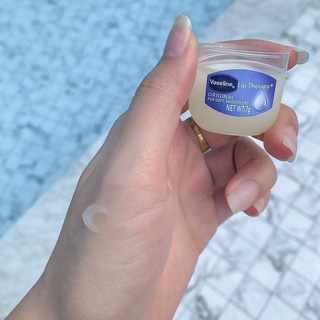 Sáp Dưỡng Mềm Môi Vaseline Lip Therapy 7g