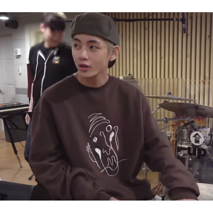Áo sweater nâu giống BTS V