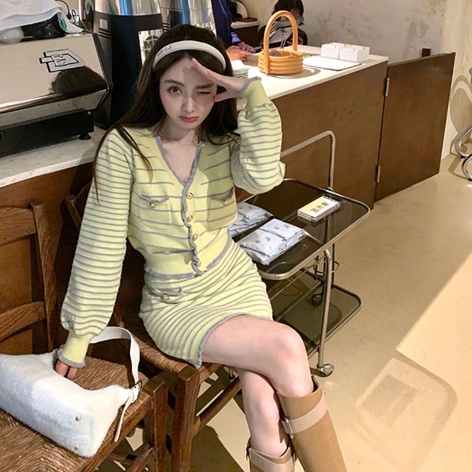 DoggyQin is tempted to attack biu/2021 's new autumn style lazy wind striped cardigan half skirt two-piece set