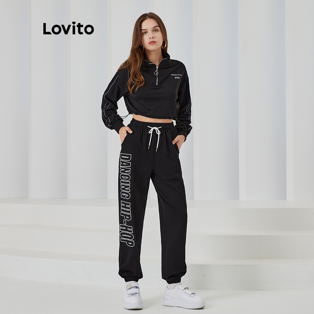 Quần jogger thể thao Lovito ống suông dài rộng cạp cao họa tiết chữ phối dây rút L04065 (Màu đen)