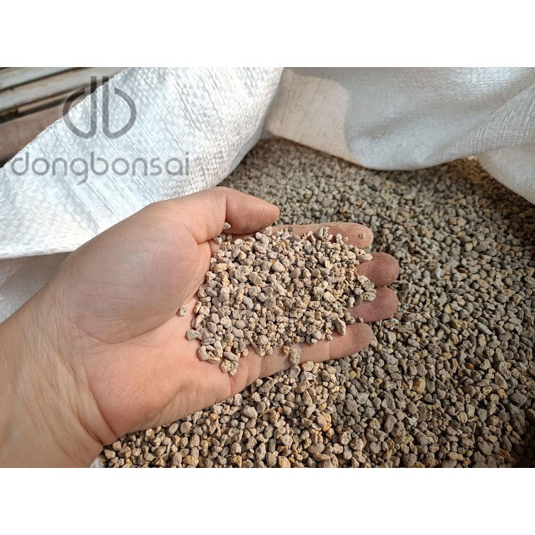 Đá Pumice (đá bọt núi lửa) Indonesia đóng gói 1 lit