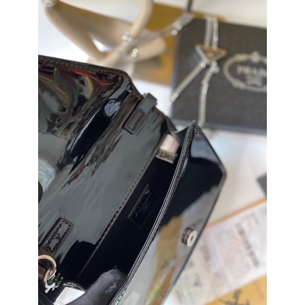 Túi xách prada da bóng dây xích ngọc trinh