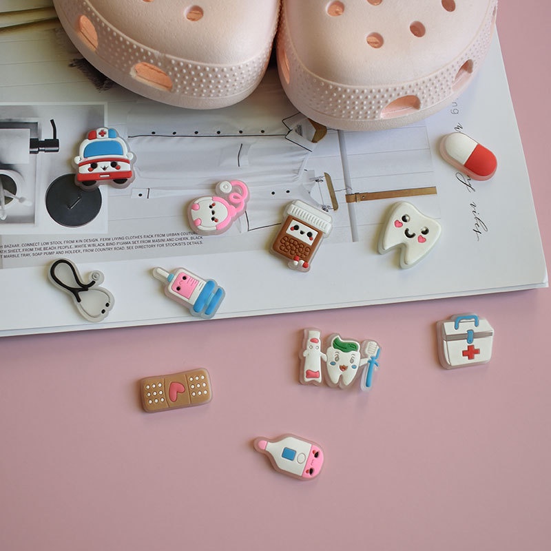 Hàng Hot  Phụ Kiện Trang Trí Vòng Tay Bằng PVC Hình Giày Hoạt Hình Dạ Quang