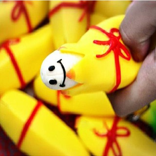 Móc khoá squishy quả chuối đeo nơ đỏ bóp ra mặt cười ngộ nghĩnh (kèm video sản phẩm)