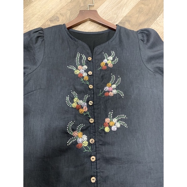 Đầm linen tưng thêu tay đơn giản mà sang trọng