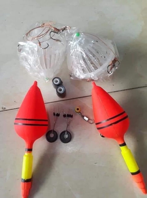 Hộp bom mè chính hãng,  bằng nhựa chất tốt, bền, lỗ thưa giúp ra mồi đều, kích thích cá đến ăn mồi nhanh.