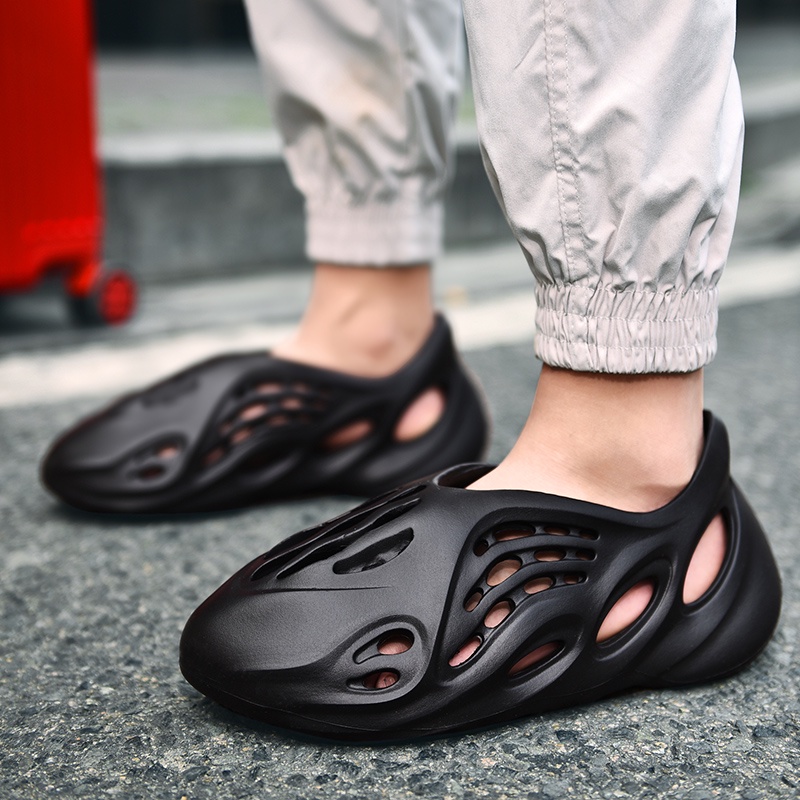Giày Xăng Đan Thiết Kế Đục Lỗ Size 35-47 Phong Cách Kanye Chống Trượt Thời Trang Đi Biển Cho Nam Và Nữ