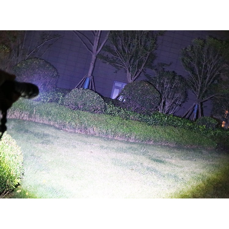 Đèn pin cầm tay siêu sáng XPE T6 QX8 cầm chắc tay, vô cùng tiện lợi