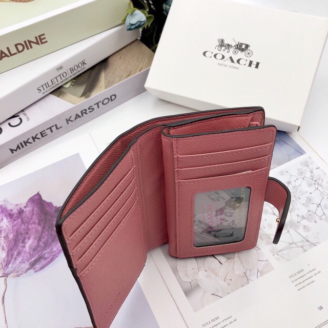 VÍ COACH NẮP GÀI HOA