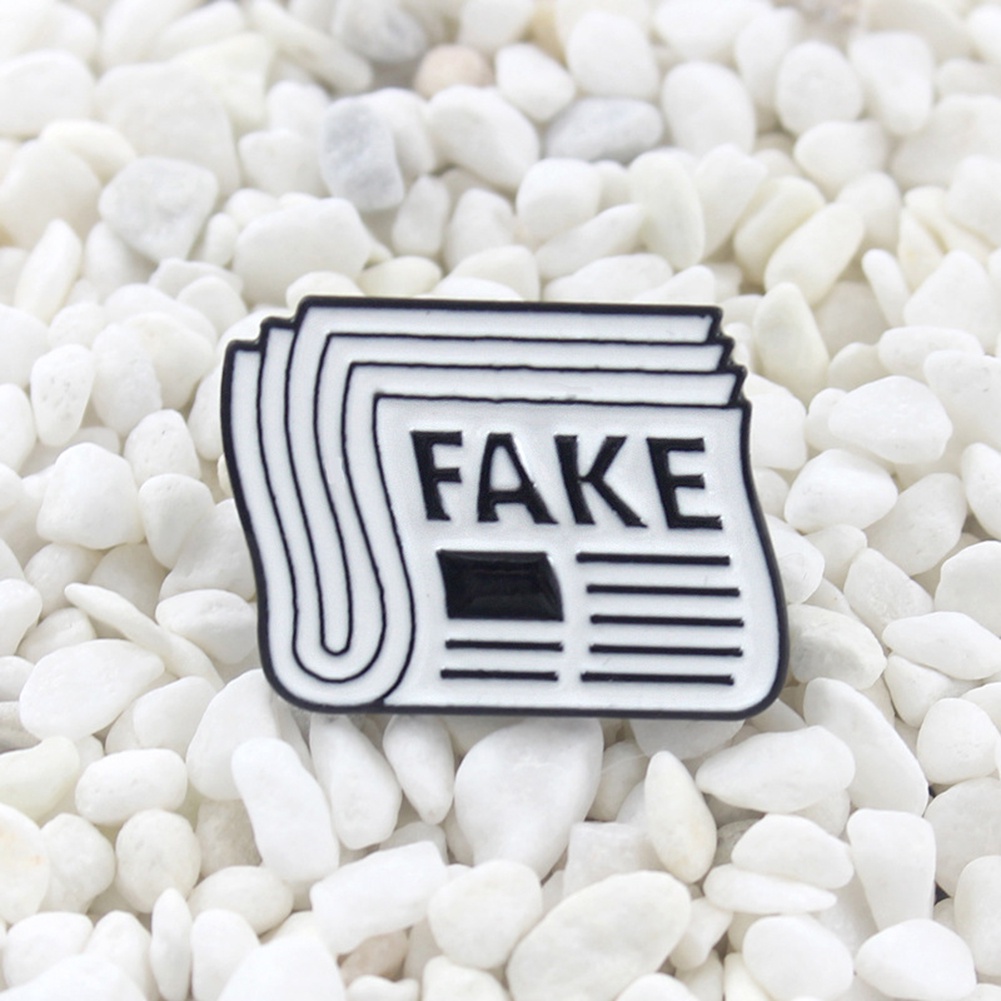 Ghim cài áo kim loại họa tiết tờ báo Fake độc đáo và tiện lợi