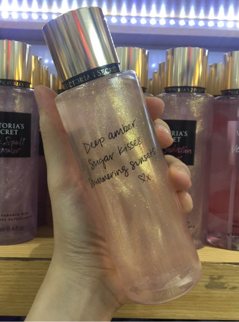 Xịt thơm có nhũ Victoria's Secret Shimmer - Amber Romance ( 250mL ) | BigBuy360 - bigbuy360.vn