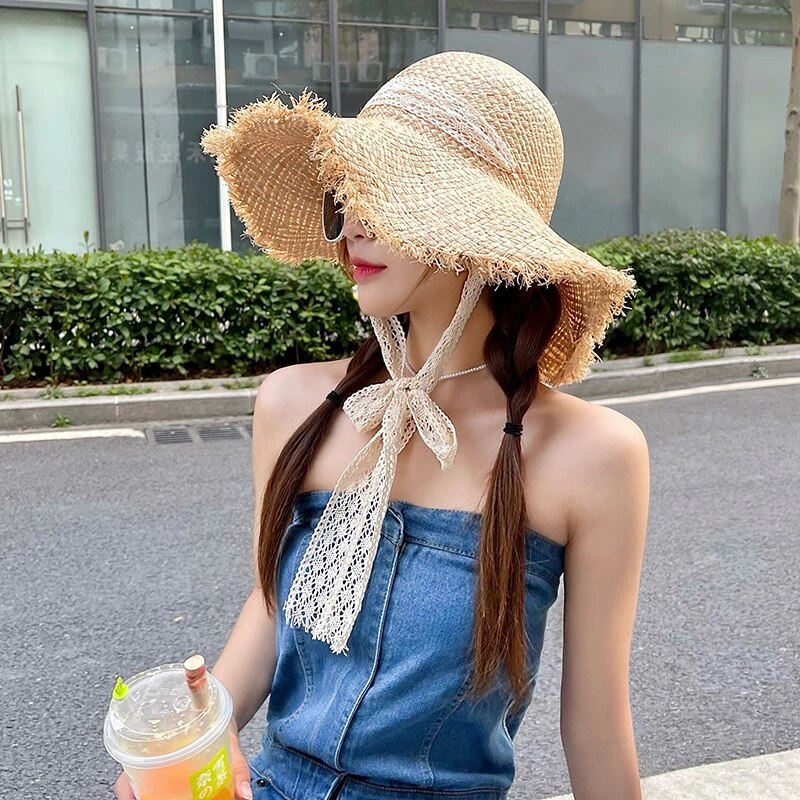 Mũ cói đi biển - RAFFIA Straw mềm - vành rộng viền tua - thắt dây ren trắng (Quảng Châu loại 1)