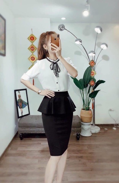 CHÂN VÁY BÚT CHÌ BÈO BỤNG XẺ SAU CÓ KHOÁ KÉO