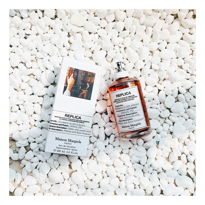 Nước Hoa Whisper in the library