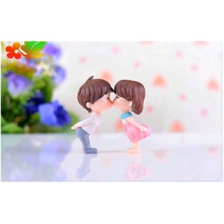 Tiểu cảnh cặp đôi hôn nhau