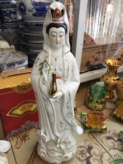 Tượng quan âm sứ đứng