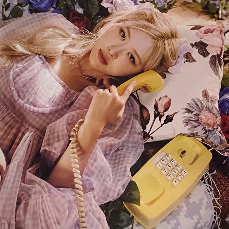 Váy babydoll kẻ voan phồng tay giống Rosé Blackpink