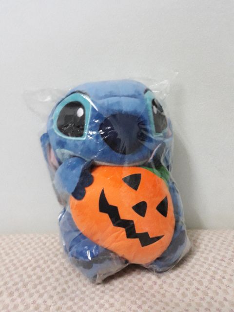 Gấu bông Stich xanh 30cm ôm bí đỏ Haloween