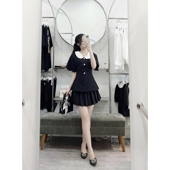 Áo sơ mi đen cúc ngọc cổ sen trắng