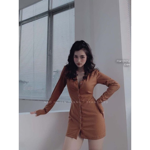 Đầm body thun tăm gài nút tay dài!0512