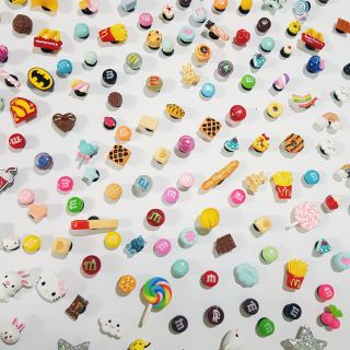 Sticker gắn dép crocs độc lạ
