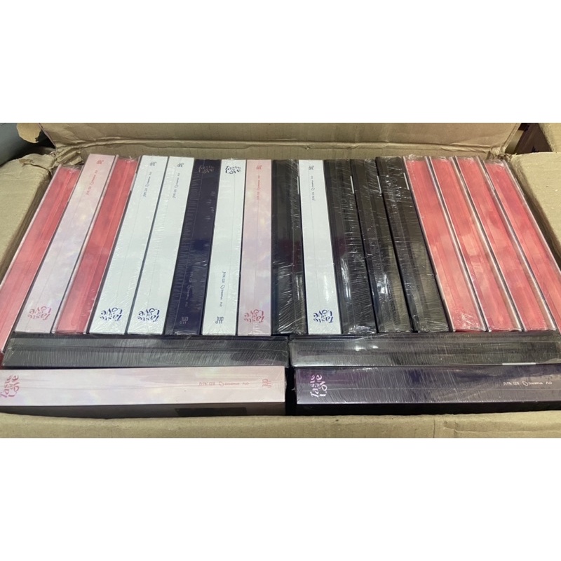 Có sẵn TWICE TASTE OF LOVE Hộp lỗi được chọn card pre order