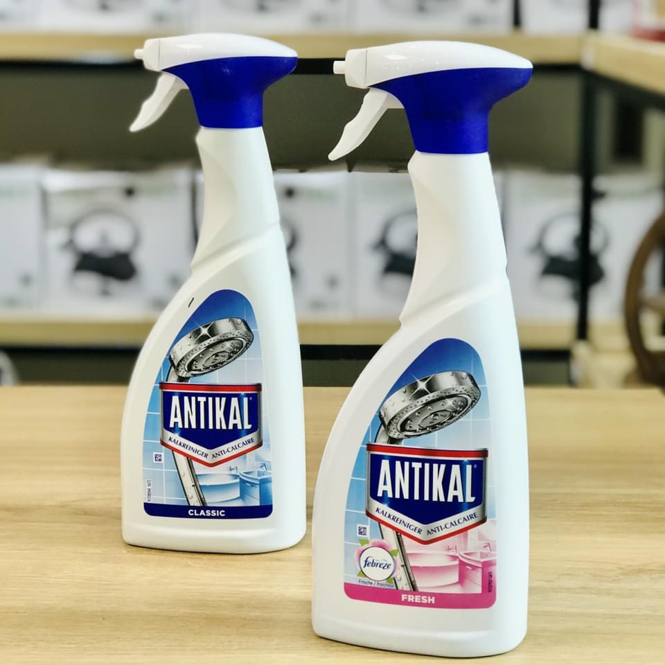 Antikal - Chai xịt dung dịch tẩy cặn bám trên inox trong nhà tắm Febreze hương hoa 700ml - hàng nhập khẩu Đức