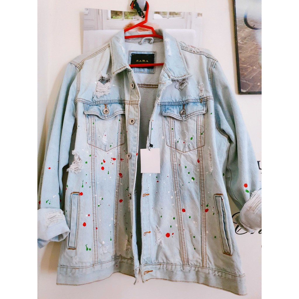 Khoác denim rách vẩy sơn ZARA