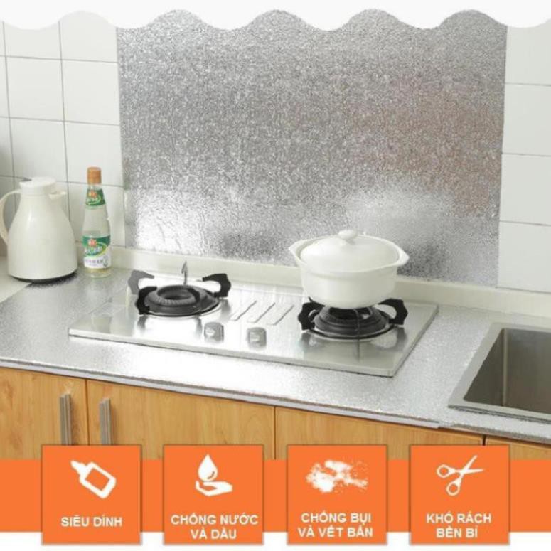Miếng dán phủ bạc chống dầu mỡ nhà bếp cực kì tiện lợi, giúp khu bếp lúc nào cũng sạch sẽ.