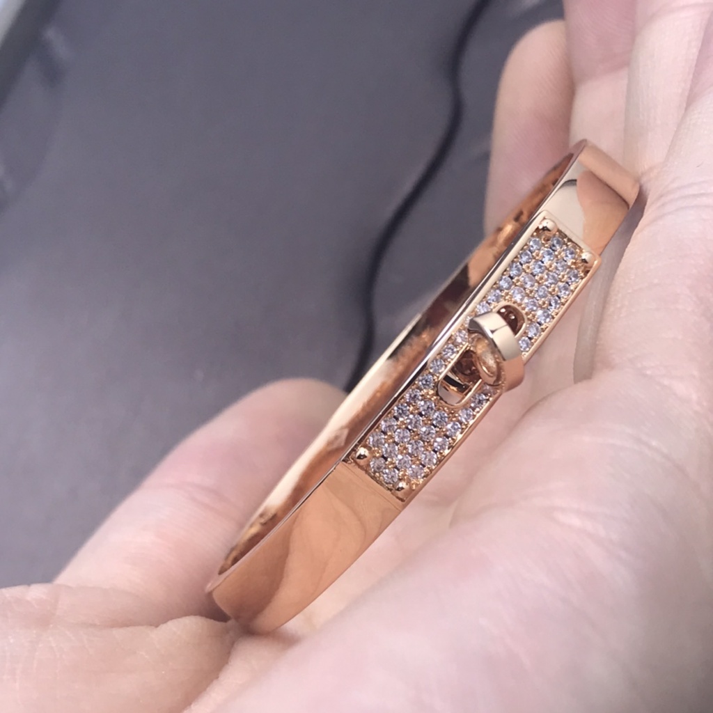 Vòng Tay Vàng Hồng 18K Mũi Heo Chữ H Đính Đá 2022