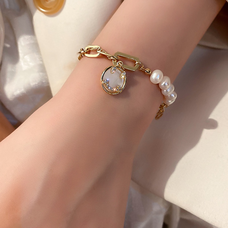 Vòng tay titan nữ mặt cười mix hạt trai méo số 5 phong cách vintage không đen gỉ June accessories