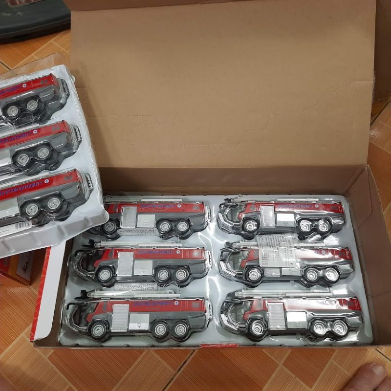 Mô hình xe cứu hoả sân bay bằng kim loại tỉ lệ 1:32