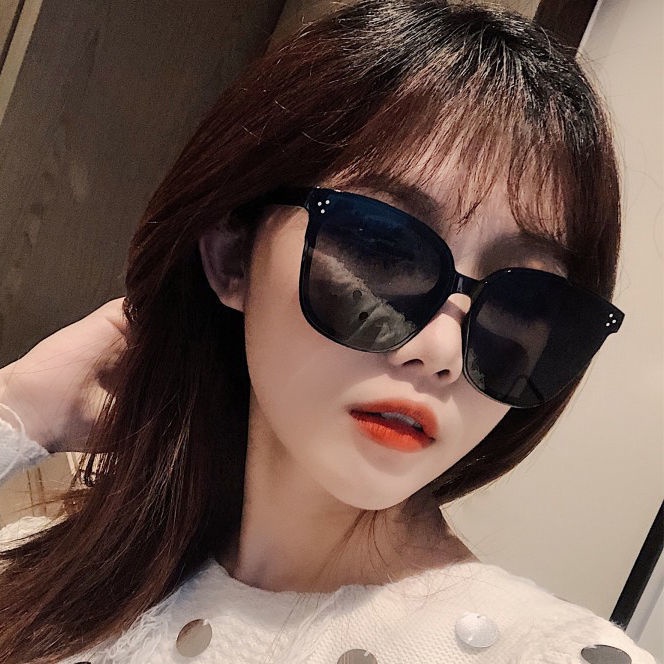 Kính mát nữ gọng vuông