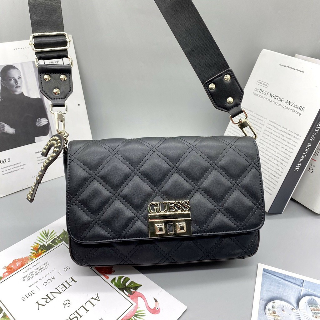 TÚI XÁCH GUESS CHẦN KHOÁ VUÔNG