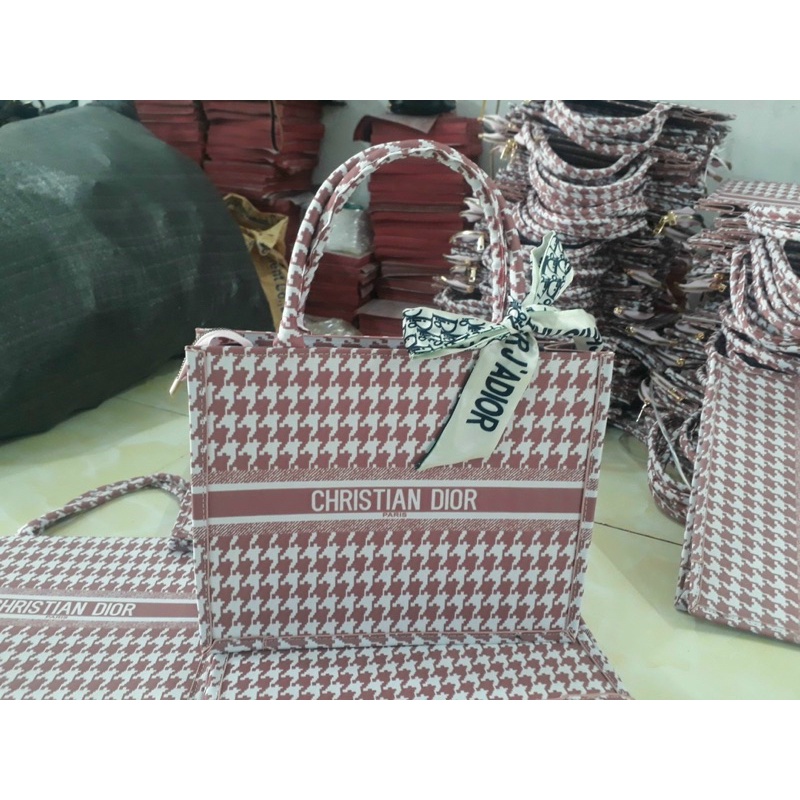 Túi Công Sở Én Cầm Tay Hình Phối Đen Trắng Nối Size 37cm kèm khăn