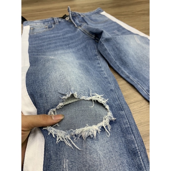 quần biker arimii 2 sọc trắng rách đầu gối hót 2022