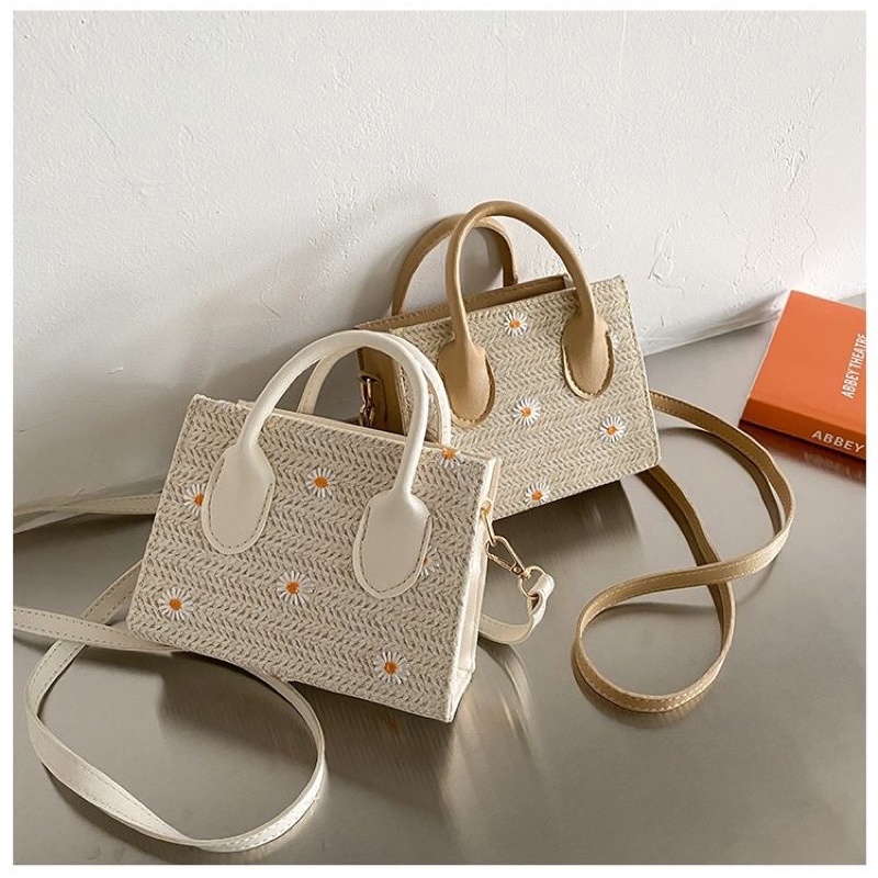 Túi đeo chéo cói thêu hoa phối da mùa hè (có sẵn, hình thật)