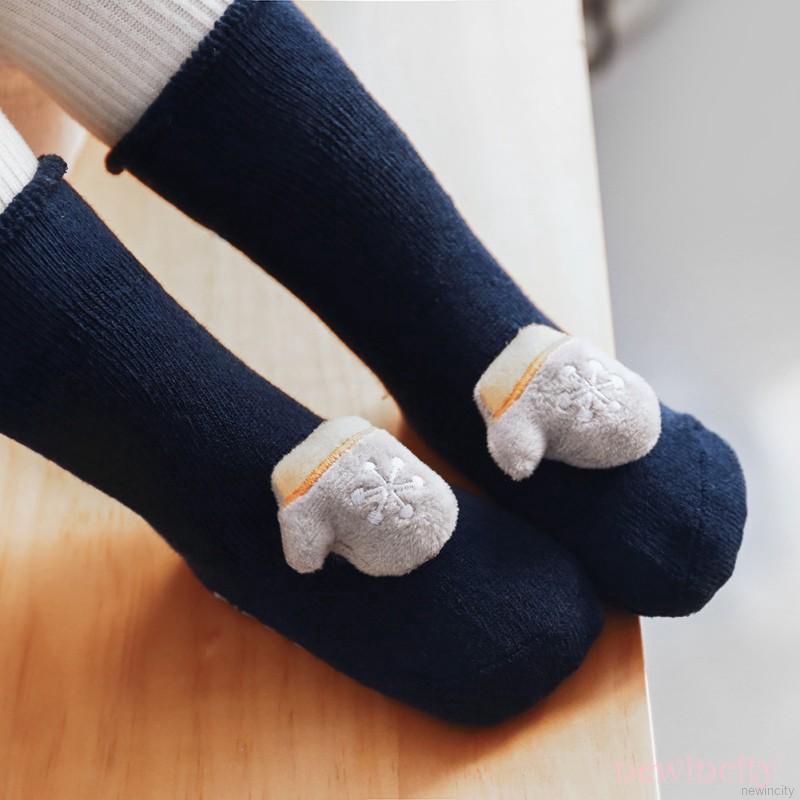 Vớ chân chống trượt in họa tiết Giáng sinh cho bé