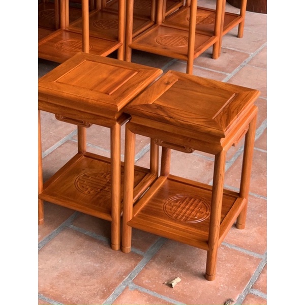 Đôn chân tròn gỗ gõ  đỏ  kích thước  vuông 30cm cao 50 cm.
